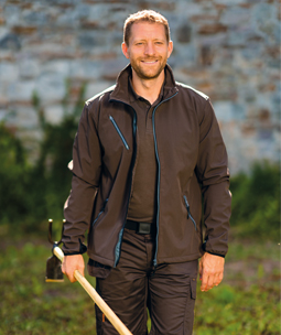 Mann in brauner Arbeitskleidung steht im Freien und hlt ein Forstwerkzeug.