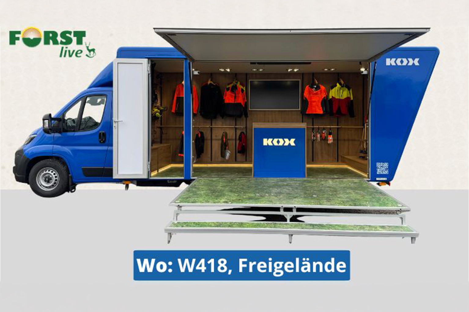 Blauer KOX-Messewagen mit ge�ffneter Seite und Arbeitskleidung im Innenraum. Standort des Messefahrzeugs: W418, Freigel�nde.