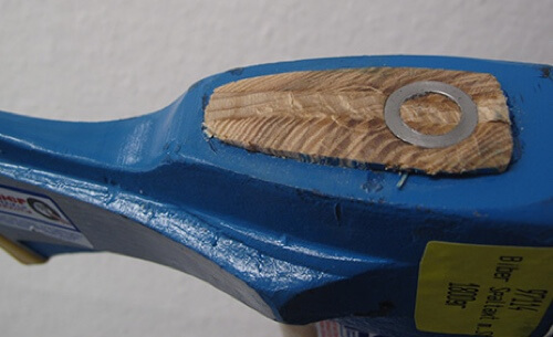 Austausch eines Axtstiels