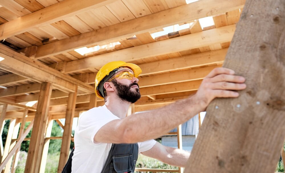 forstwirtschaft-umweltbeitrag-holz-mann-brennstoff-bauen-baustelle-holzbau-natur-material